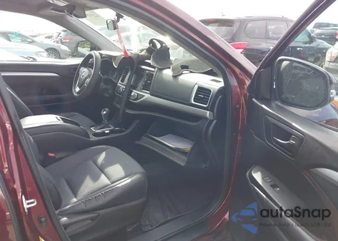 2015 Toyota Highlander Le Plus V6 z USA, uszkodzony, nr VIN 5TDBKRFH6FS206613